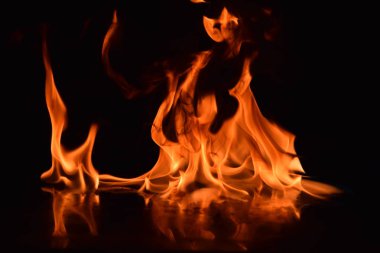 Siyah arka plan üzerine izole soyut yangın alevleri