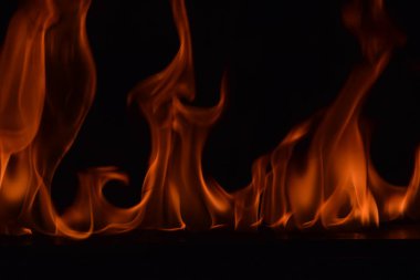 Siyah arka plan üzerine izole soyut yangın alevleri