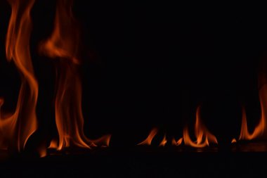 Siyah arka plan üzerine izole soyut yangın alevleri