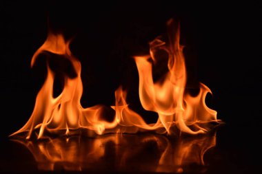 Siyah arka plan üzerine izole soyut yangın alevleri