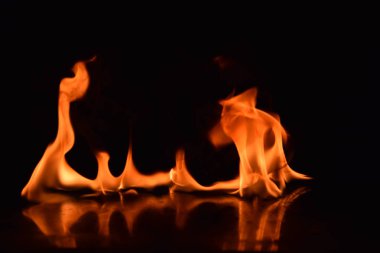 Siyah arka plan üzerine izole soyut yangın alevleri