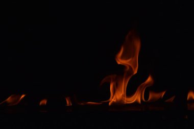 Siyah arka plan üzerine izole soyut yangın alevleri