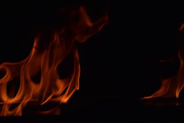 Siyah arka plan üzerine izole soyut yangın alevleri