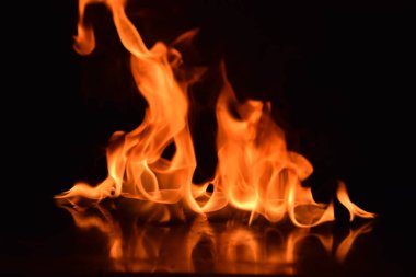 Siyah arka plan üzerine izole soyut yangın alevleri