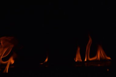 Siyah arka plan üzerine izole soyut yangın alevleri