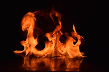 Siyah arka plan üzerine izole soyut yangın alevleri