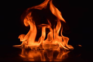 Siyah arka plan üzerine izole soyut yangın alevleri