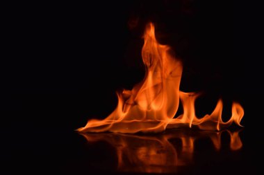 Siyah arka plan üzerine izole soyut yangın alevleri