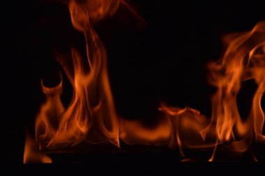 Siyah arka plan üzerine izole soyut yangın alevleri