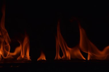 Siyah arka plan üzerine izole soyut yangın alevleri