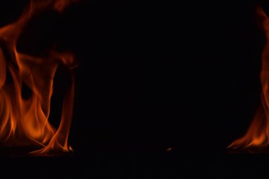 Siyah arka plan üzerine izole soyut yangın alevleri