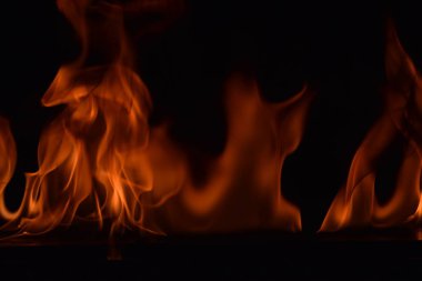 Siyah arka plan üzerine izole soyut yangın alevleri