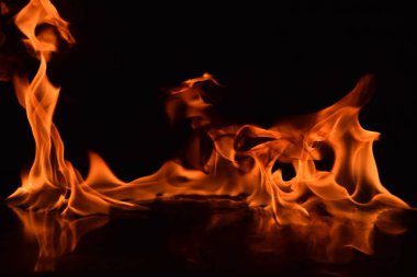 Siyah arka plan üzerine izole soyut yangın alevleri