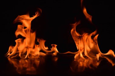 Siyah arka plan üzerine izole soyut yangın alevleri