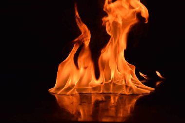 Siyah arka plan üzerine izole soyut yangın alevleri