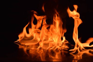 Siyah arka plan üzerine izole soyut yangın alevleri