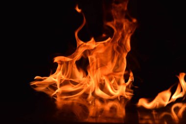 Siyah arka plan üzerine izole soyut yangın alevleri