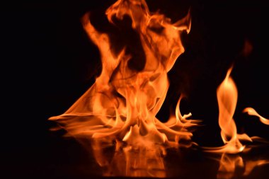 Siyah arka plan üzerine izole soyut yangın alevleri