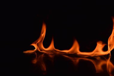 Siyah arka plan üzerine izole soyut yangın alevleri