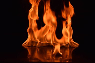 Siyah arka plan üzerine izole soyut yangın alevleri