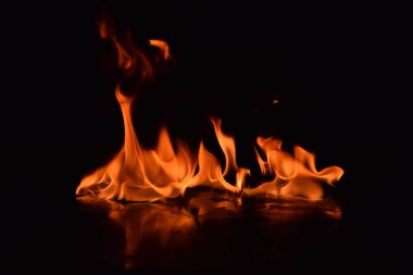 Siyah arka plan üzerine izole soyut yangın alevleri