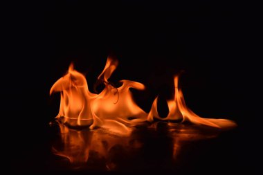 Siyah arka plan üzerine izole soyut yangın alevleri