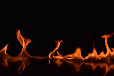 Siyah arka plan üzerine izole soyut yangın alevleri