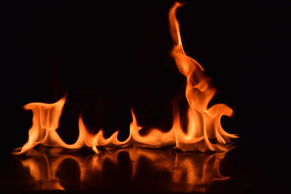 Абстрактное пламя изолировано на черном фоне

