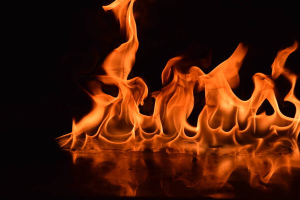 Абстрактное пламя изолировано на черном фоне
