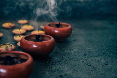 Karanlık gece mum söndürmek