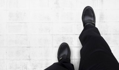 iş erkek ileriye doğru yürümeye devam et