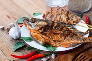 Deliciousfood balık ile kızarmış ve kavrulmuş domuz eti