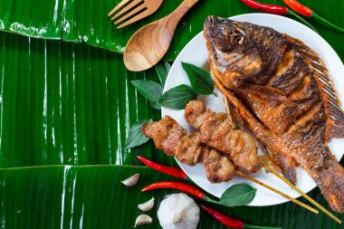 Balık lezzetli yiyecek kızarmış ve kavrulmuş domuz eti