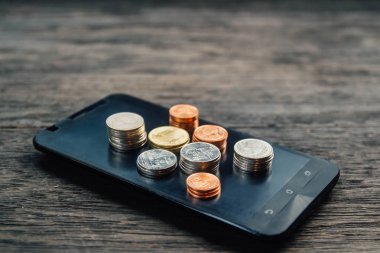 Tayland Baht sikke ve akıllı telefon üzerinde para