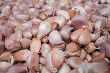 Kuru sarımsak yemek, doğa yemek için pazarda