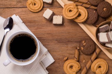 kurabiye ve tatlı ile beyaz fincan sade kahve