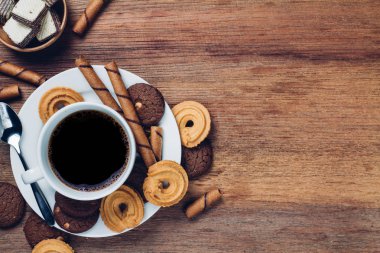 kurabiye ve tatlı ile beyaz fincan sade kahve