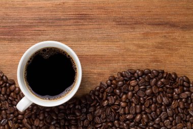 siyah kahve çekirdeği ve beyaz Kupası