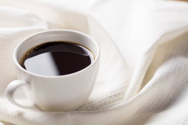 Beyaz fincanda sade kahve.