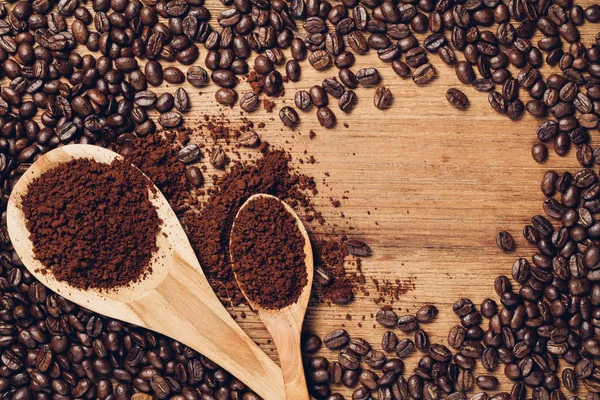 Brun kaffepulver och bönor — Stockfoto