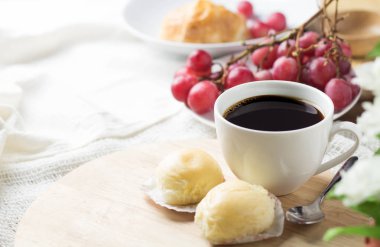 Kahve ve ekmekle kahvaltı.