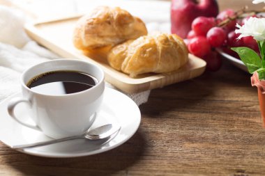 Kahve ve ekmekle kahvaltı.