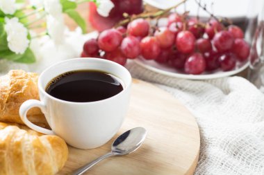 Kahve ve ekmekle kahvaltı.