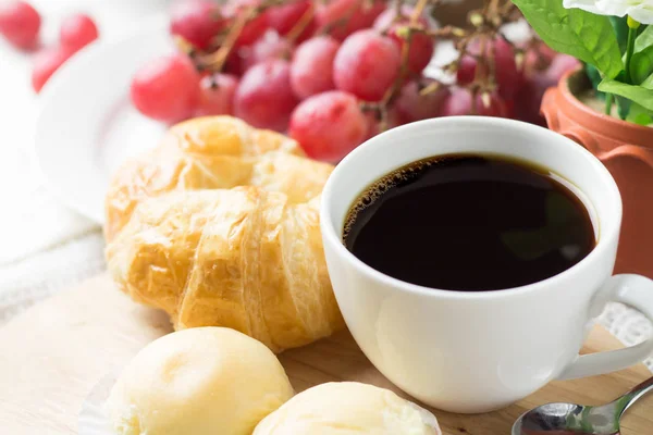 有咖啡和面包的早餐 — 图库照片