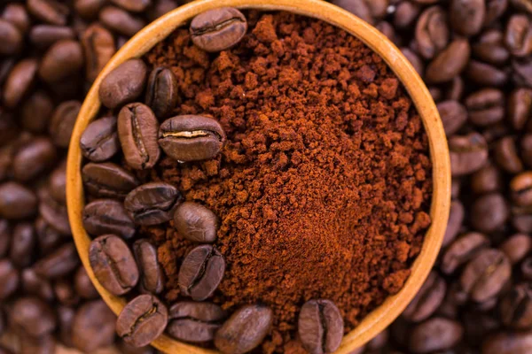 Kavrulmuş kahverengi kahve çekirdekleri ve toz — Stok fotoğraf