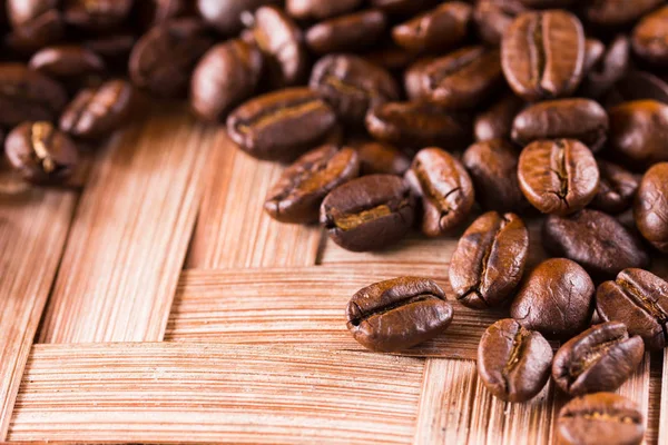 Rostade bruna kaffebönor — Stockfoto