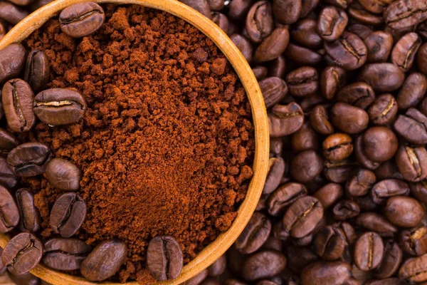 Rostade brun kaffebönor och pulver — Stockfoto