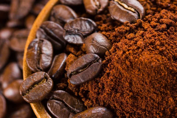 kavrulmuş kahverengi kahve çekirdekleri ve toz