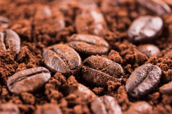 Rostade brun kaffebönor och pulver — Stockfoto