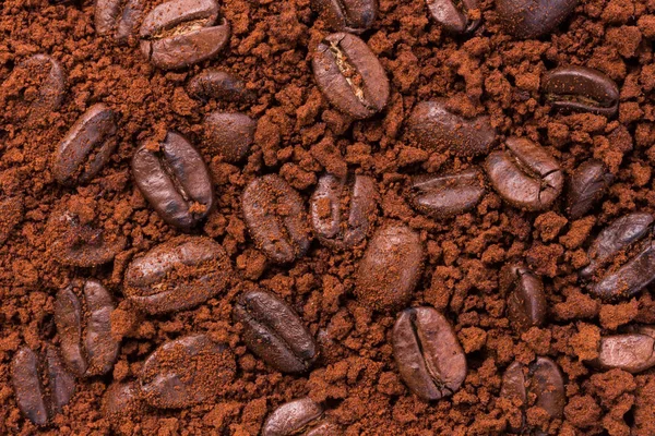 Kavrulmuş kahverengi kahve çekirdekleri ve toz — Stok fotoğraf